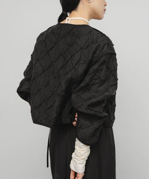 KBF（ケイビーエフ）の「シャーリングショートジャケット（ブルゾン・レディース・アイボリー/ブラック・ONE）」の7枚目の写真