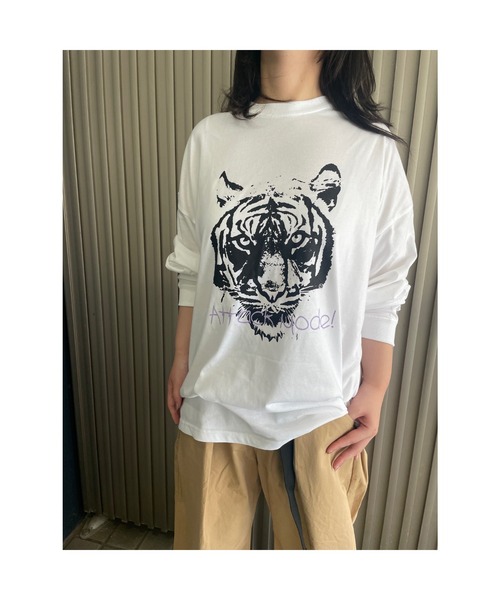 WORLD WIDE LOVE!(ワールドワイドラブ)の「ATTACK BIG ロンTEE(Tシャツ/カットソー・レディース・オフホワイト/ブラック/サックスブルー・1)」の2枚目の写真