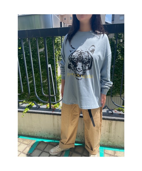 WORLD WIDE LOVE!(ワールドワイドラブ)の「ATTACK BIG ロンTEE(Tシャツ/カットソー・レディース・オフホワイト/ブラック/サックスブルー・1)」の3枚目の写真