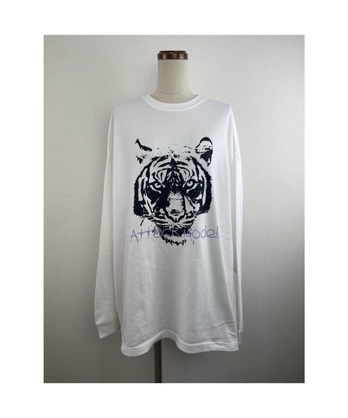 WORLD WIDE LOVE!(ワールドワイドラブ)の「ATTACK BIG ロンTEE(Tシャツ/カットソー・レディース・オフホワイト/ブラック/サックスブルー・1)」の4枚目の写真