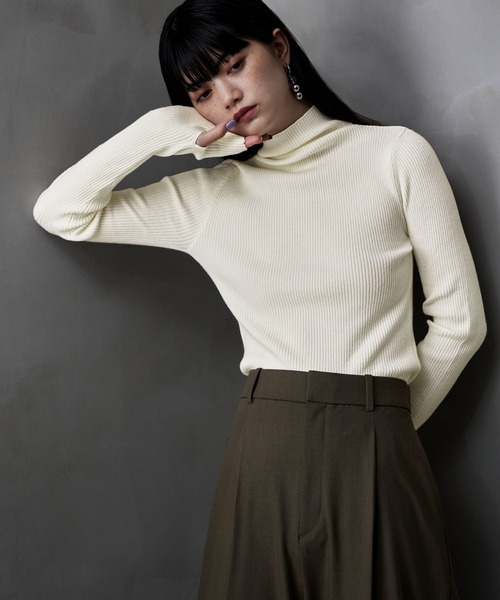 etoll.(エトル)の「サムホールハイネックリブニット(ニット/セーター・レディース・アイボリー/オレンジ/レッド/杢グレー/ブラック/ブラウン・FREE)」の5枚目の写真