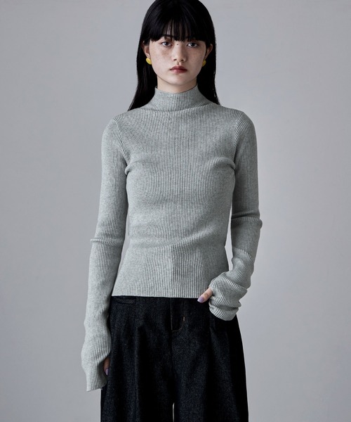 etoll.(エトル)の「サムホールハイネックリブニット(ニット/セーター・レディース・アイボリー/オレンジ/レッド/杢グレー/ブラック/ブラウン・FREE)」の3枚目の写真