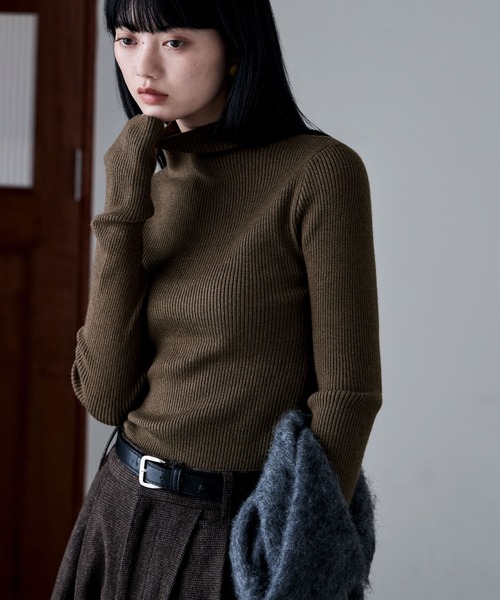 etoll.(エトル)の「サムホールハイネックリブニット(ニット/セーター・レディース・アイボリー/オレンジ/レッド/杢グレー/ブラック/ブラウン・FREE)」の4枚目の写真