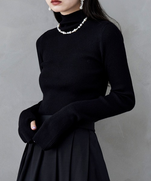 etoll.(エトル)の「サムホールハイネックリブニット(ニット/セーター・レディース・アイボリー/オレンジ/レッド/杢グレー/ブラック/ブラウン・FREE)」の2枚目の写真