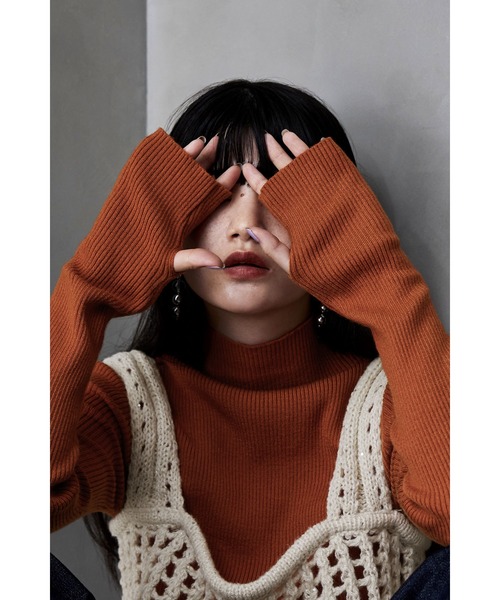 etoll.(エトル)の「サムホールハイネックリブニット(ニット/セーター・レディース・アイボリー/オレンジ/レッド/杢グレー/ブラック/ブラウン・FREE)」の14枚目の写真