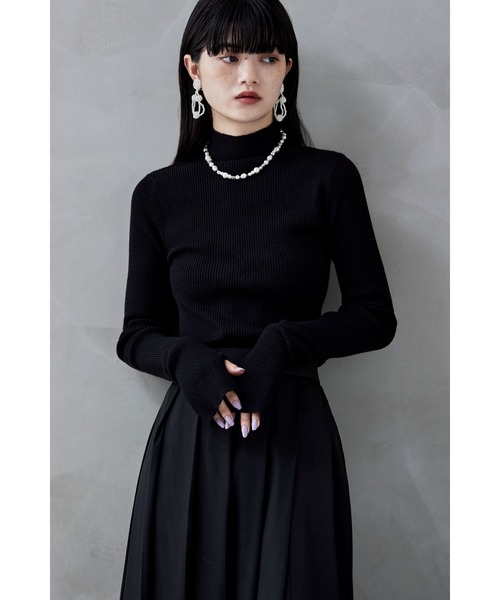 etoll.(エトル)の「サムホールハイネックリブニット(ニット/セーター・レディース・アイボリー/オレンジ/レッド/杢グレー/ブラック/ブラウン・FREE)」の7枚目の写真