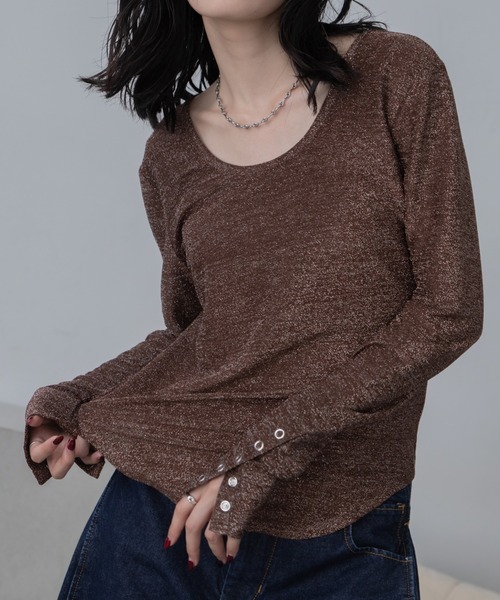 VACANCY(ヴァカンシー)の「Uネック袖スナップラメトップス(Tシャツ/カットソー・レディース・ブラウン/ブラック/ブルー・FREE)」の2枚目の写真
