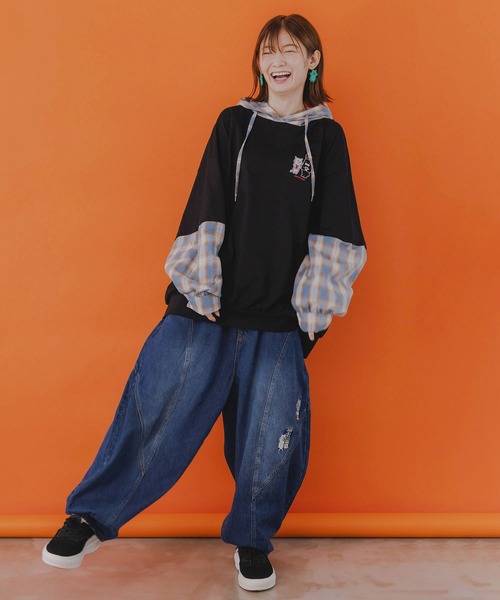 ScoLar Parity（スカラーパリティ）の「353117：虚無ストアでお買い物 刺繍パンツ（デニムパンツ・レディース・ブラック/ベージュ/ブルー・M）」の11枚目の写真