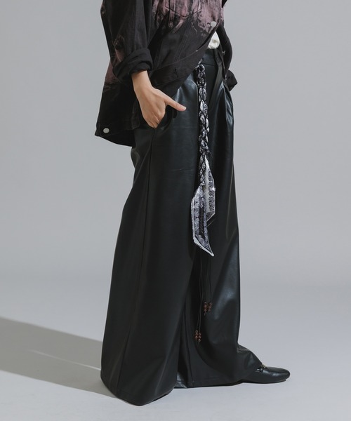 Chick（チック）の「Wood Bead Cord with Bandana Faux Leather Flare Wide Pants / バンダナ付きウッドビーズコード フェイクレザー フレアワイドパンツ 暖パン（その他パンツ・レディース・ブラック/ブラウン・FREE）」の2枚目の写真
