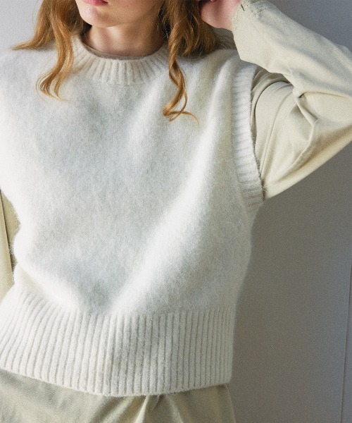 ELOOPS（イーループス）の「【ELOOPS】シャギーアルパカクルーネッククロップド丈ニットベスト（ベスト・レディース・アイボリー/ライラック/グレー/ブラウン・FREE）」の15枚目の写真