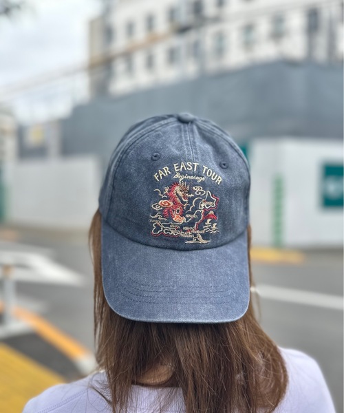 AVIREX(アヴィレックス)の「AVIREX /アヴィレックス AX EX SURPLUS DRAGON MOTIF PIGMENT C / 81361700(キャップ・メンズ・ネイビー/エンジ・FREE)」の2枚目の写真