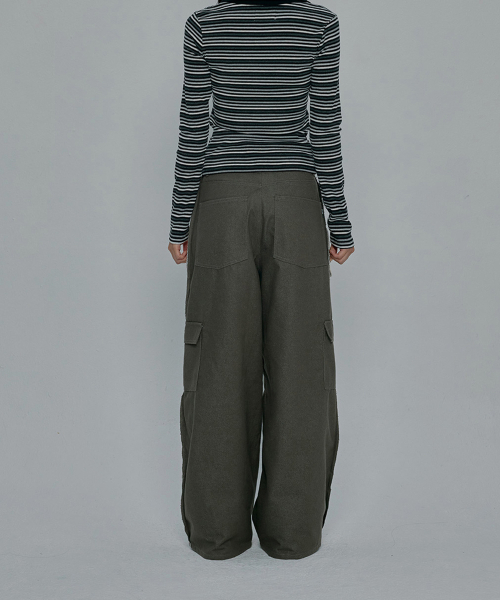 GILAARCHIVE（ギラアーカイブ）の「REVERSE STITCHED CARGO PANTS_KHAKI（その他パンツ・レディース・カーキ・SMALL/MEDIUM）」の3枚目の写真