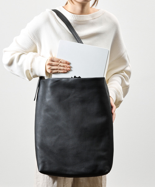 A_W（アウ）の「A_W アウ / ONE HANDLE TOTE 姫路産ステアレザーショルダーバッグ 牛革 / AB-014（ショルダーバッグ・メンズ・ブラック/ブラウン・FREE）」の2枚目の写真