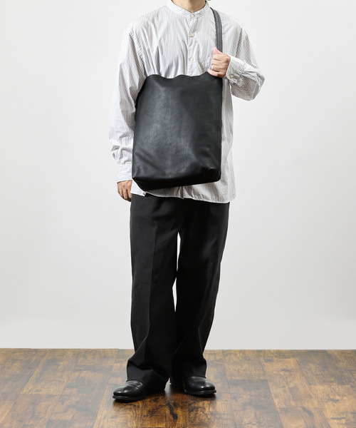 A_W（アウ）の「A_W アウ / ONE HANDLE TOTE 姫路産ステアレザーショルダーバッグ 牛革 / AB-014（ショルダーバッグ・メンズ・ブラック/ブラウン・FREE）」の12枚目の写真