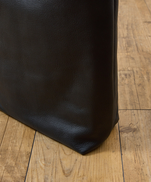 A_W（アウ）の「A_W アウ / ONE HANDLE TOTE 姫路産ステアレザーショルダーバッグ 牛革 / AB-014（ショルダーバッグ・メンズ・ブラック/ブラウン・FREE）」の18枚目の写真