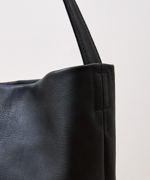 A_W（アウ）の「A_W アウ / ONE HANDLE TOTE 姫路産ステアレザーショルダーバッグ 牛革 / AB-014（ショルダーバッグ・メンズ・ブラック/ブラウン・FREE）」の19枚目の写真