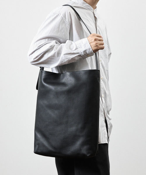 A_W（アウ）の「A_W アウ / ONE HANDLE TOTE 姫路産ステアレザーショルダーバッグ 牛革 / AB-014（ショルダーバッグ・メンズ・ブラック/ブラウン・FREE）」の3枚目の写真