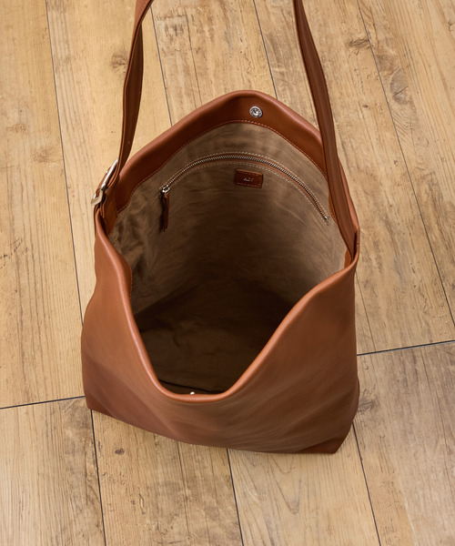 A_W（アウ）の「A_W アウ / ONE HANDLE TOTE 姫路産ステアレザーショルダーバッグ 牛革 / AB-014（ショルダーバッグ・メンズ・ブラック/ブラウン・FREE）」の5枚目の写真