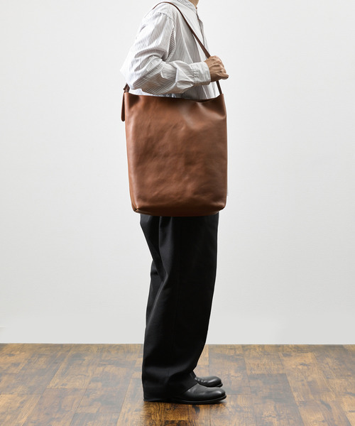 A_W（アウ）の「A_W アウ / ONE HANDLE TOTE 姫路産ステアレザーショルダーバッグ 牛革 / AB-014（ショルダーバッグ・メンズ・ブラック/ブラウン・FREE）」の7枚目の写真