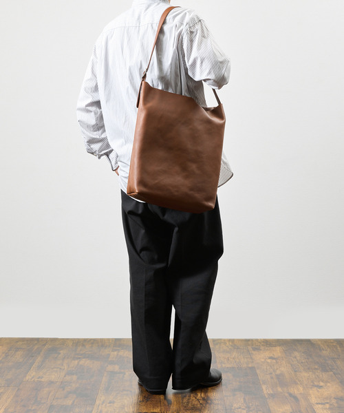 A_W（アウ）の「A_W アウ / ONE HANDLE TOTE 姫路産ステアレザーショルダーバッグ 牛革 / AB-014（ショルダーバッグ・メンズ・ブラック/ブラウン・FREE）」の8枚目の写真