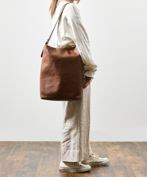 A_W（アウ）の「A_W アウ / ONE HANDLE TOTE 姫路産ステアレザーショルダーバッグ 牛革 / AB-014（ショルダーバッグ・メンズ・ブラック/ブラウン・FREE）」の9枚目の写真