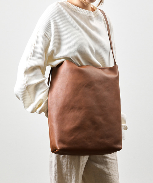 A_W（アウ）の「A_W アウ / ONE HANDLE TOTE 姫路産ステアレザーショルダーバッグ 牛革 / AB-014（ショルダーバッグ・メンズ・ブラック/ブラウン・FREE）」の10枚目の写真