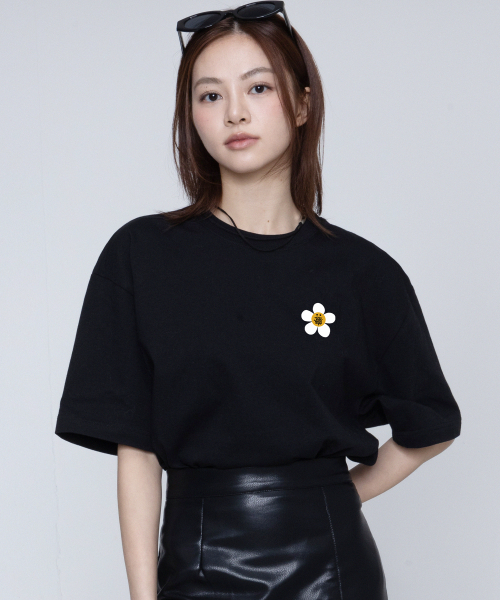 GRAVER（グレーバー）の「[ユニセックス]TYLスモールフラワードットスマイル半袖Tシャツ_ブラック（Tシャツ/カットソー・レディース・ブラック・SMALL/MEDIUM/LARGE）」の2枚目の写真