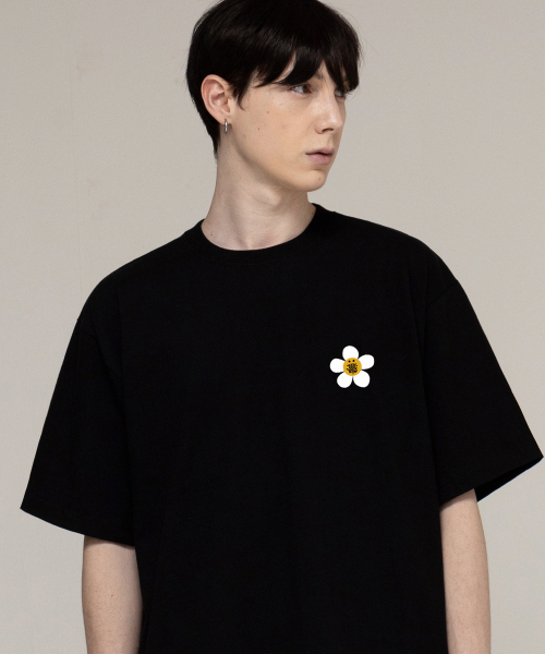 GRAVER（グレーバー）の「[ユニセックス]TYLスモールフラワードットスマイル半袖Tシャツ_ブラック（Tシャツ/カットソー・レディース・ブラック・SMALL/MEDIUM/LARGE）」の3枚目の写真
