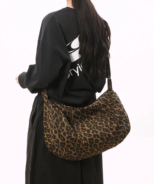 yuue' ( wear )(ユーイ)の「大容量キャンバスショルダーバッグ/迷彩レオパード/A4サイズ対応(ショルダーバッグ・レディース・カモフラージュ/レオパード・FREE)」の1枚目の写真