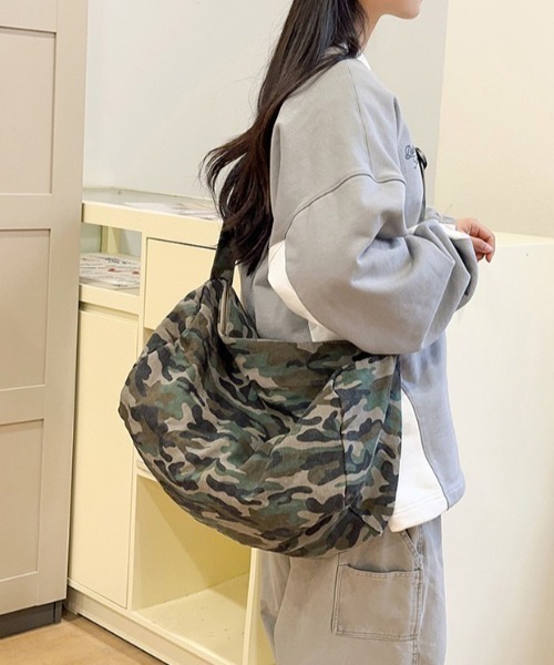 yuue' ( wear )(ユーイ)の「大容量キャンバスショルダーバッグ/迷彩レオパード/A4サイズ対応(ショルダーバッグ・レディース・カモフラージュ/レオパード・FREE)」の15枚目の写真