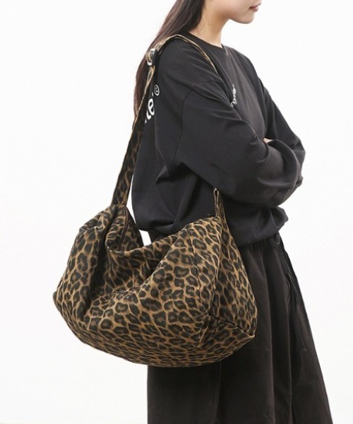yuue' ( wear )(ユーイ)の「大容量キャンバスショルダーバッグ/迷彩レオパード/A4サイズ対応(ショルダーバッグ・レディース・カモフラージュ/レオパード・FREE)」の3枚目の写真