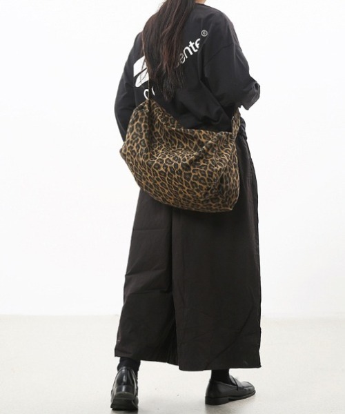 yuue' ( wear )(ユーイ)の「大容量キャンバスショルダーバッグ/迷彩レオパード/A4サイズ対応(ショルダーバッグ・レディース・カモフラージュ/レオパード・FREE)」の6枚目の写真