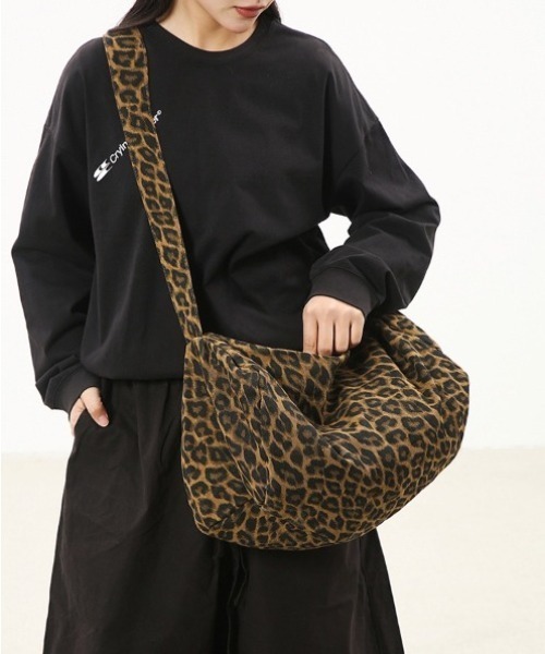 yuue' ( wear )(ユーイ)の「大容量キャンバスショルダーバッグ/迷彩レオパード/A4サイズ対応(ショルダーバッグ・レディース・カモフラージュ/レオパード・FREE)」の4枚目の写真