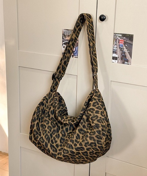 yuue' ( wear )(ユーイ)の「大容量キャンバスショルダーバッグ/迷彩レオパード/A4サイズ対応(ショルダーバッグ・レディース・カモフラージュ/レオパード・FREE)」の17枚目の写真