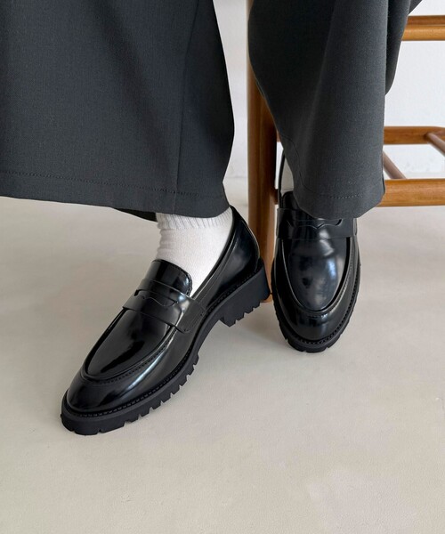 fredy emue（フレディエミュ）の「エナメルコインローファー（その他シューズ・レディース・ブラック/ベージュ・S/M/L）」の2枚目の写真