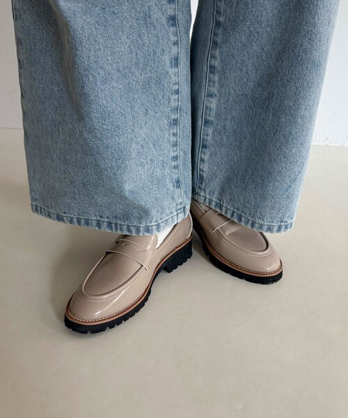 fredy emue（フレディエミュ）の「エナメルコインローファー（その他シューズ・レディース・ブラック/ベージュ・S/M/L）」の3枚目の写真