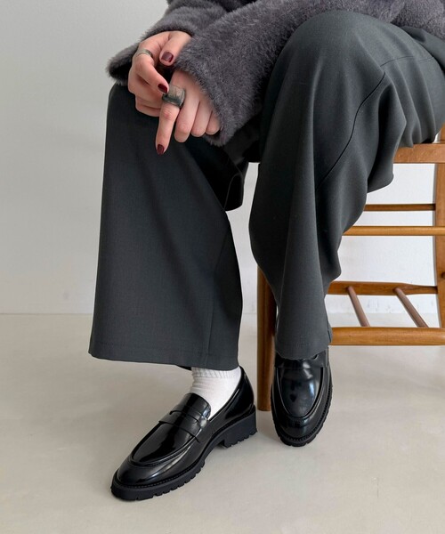 fredy emue（フレディエミュ）の「エナメルコインローファー（その他シューズ・レディース・ブラック/ベージュ・S/M/L）」の4枚目の写真