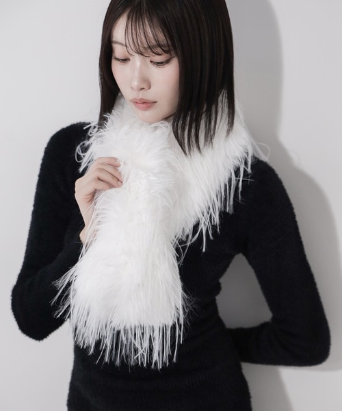 me+em select（ミームセレクト）の「【 ２color 】シャギーフェイクファーボリュームロングマフラー ／ shaggy fake fur volume long muffler（マフラー・レディース・ホワイト/ブラック・FREE）」の6枚目の写真