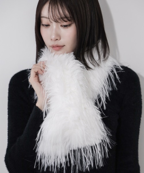 me+em select（ミームセレクト）の「【 ２color 】シャギーフェイクファーボリュームロングマフラー ／ shaggy fake fur volume long muffler（マフラー・レディース・ホワイト/ブラック・FREE）」の7枚目の写真
