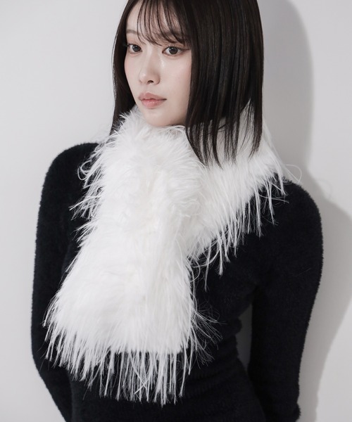 me+em select（ミームセレクト）の「【 ２color 】シャギーフェイクファーボリュームロングマフラー ／ shaggy fake fur volume long muffler（マフラー・レディース・ホワイト/ブラック・FREE）」の8枚目の写真