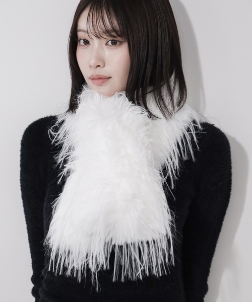 me+em select（ミームセレクト）の「【 ２color 】シャギーフェイクファーボリュームロングマフラー ／ shaggy fake fur volume long muffler（マフラー・レディース・ホワイト/ブラック・FREE）」の9枚目の写真