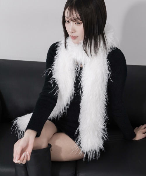 me+em select（ミームセレクト）の「【 ２color 】シャギーフェイクファーボリュームロングマフラー ／ shaggy fake fur volume long muffler（マフラー・レディース・ホワイト/ブラック・FREE）」の12枚目の写真