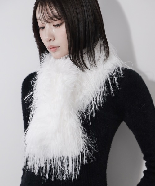 me+em select（ミームセレクト）の「【 ２color 】シャギーフェイクファーボリュームロングマフラー ／ shaggy fake fur volume long muffler（マフラー・レディース・ホワイト/ブラック・FREE）」の4枚目の写真