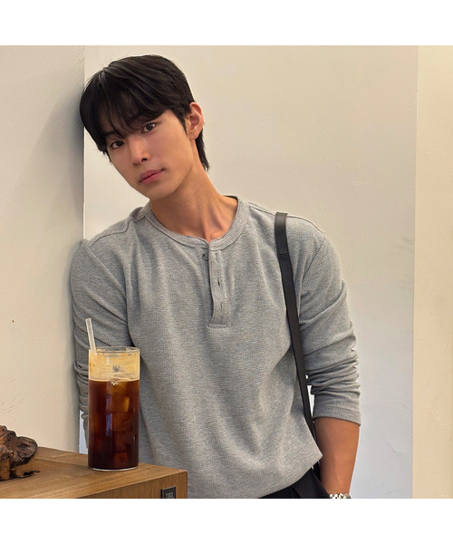 MINDBRIDGE(マインドブリッジ)の「ワッフルヘンリーネックデイリーTシャツ - 4色(Tシャツ/カットソー・メンズ・ブラック/グレー/ホワイト/チャコールグレー・95/100/105/110)」の4枚目の写真