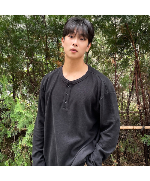 MINDBRIDGE(マインドブリッジ)の「ワッフルヘンリーネックデイリーTシャツ - 4色(Tシャツ/カットソー・メンズ・ブラック/グレー/ホワイト/チャコールグレー・95/100/105/110)」の1枚目の写真