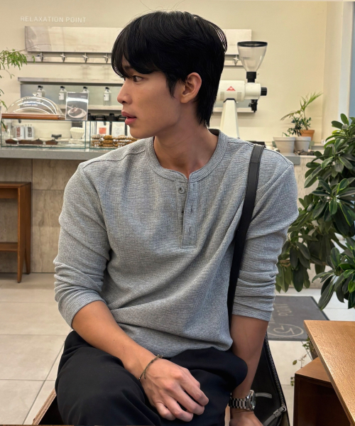 MINDBRIDGE(マインドブリッジ)の「ワッフルヘンリーネックデイリーTシャツ - 4色(Tシャツ/カットソー・メンズ・ブラック/グレー/ホワイト/チャコールグレー・95/100/105/110)」の6枚目の写真