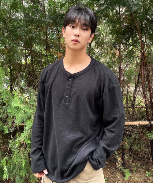 MINDBRIDGE(マインドブリッジ)の「ワッフルヘンリーネックデイリーTシャツ - 4色(Tシャツ/カットソー・メンズ・ブラック/グレー/ホワイト/チャコールグレー・95/100/105/110)」の14枚目の写真