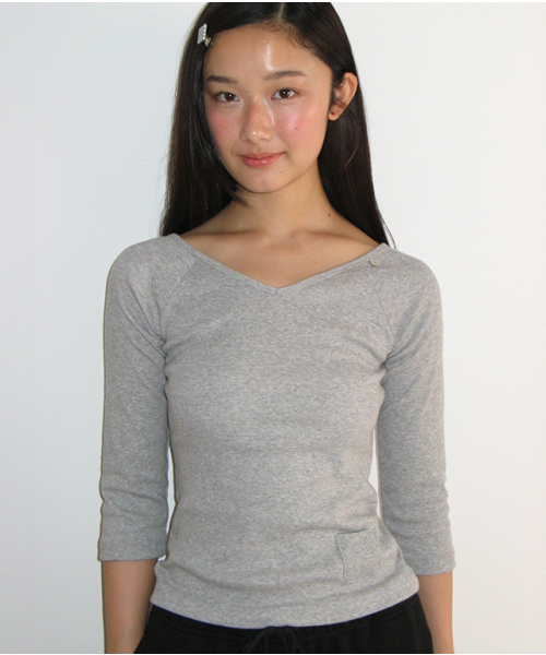 RONRON(ロンロン)の「MINI POCKET V NECK T SHIRT GREY(Tシャツ/カットソー・レディース・その他・FREE)」の2枚目の写真