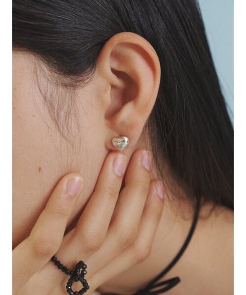 LOVE ME MONSTER（ラブミーモンスター）の「[Silver] Formal S Heart Earrings（ピアス（両耳用）・レディース・シルバー・FREE）」の3枚目の写真