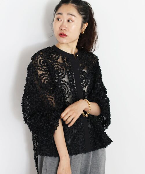 le.coeur blanc（ルクールブラン）の「TORRAZZO DONNA別注フラワーレースブラウス（シャツ/ブラウス・レディース・ブラック/ホワイト・38）」の2枚目の写真